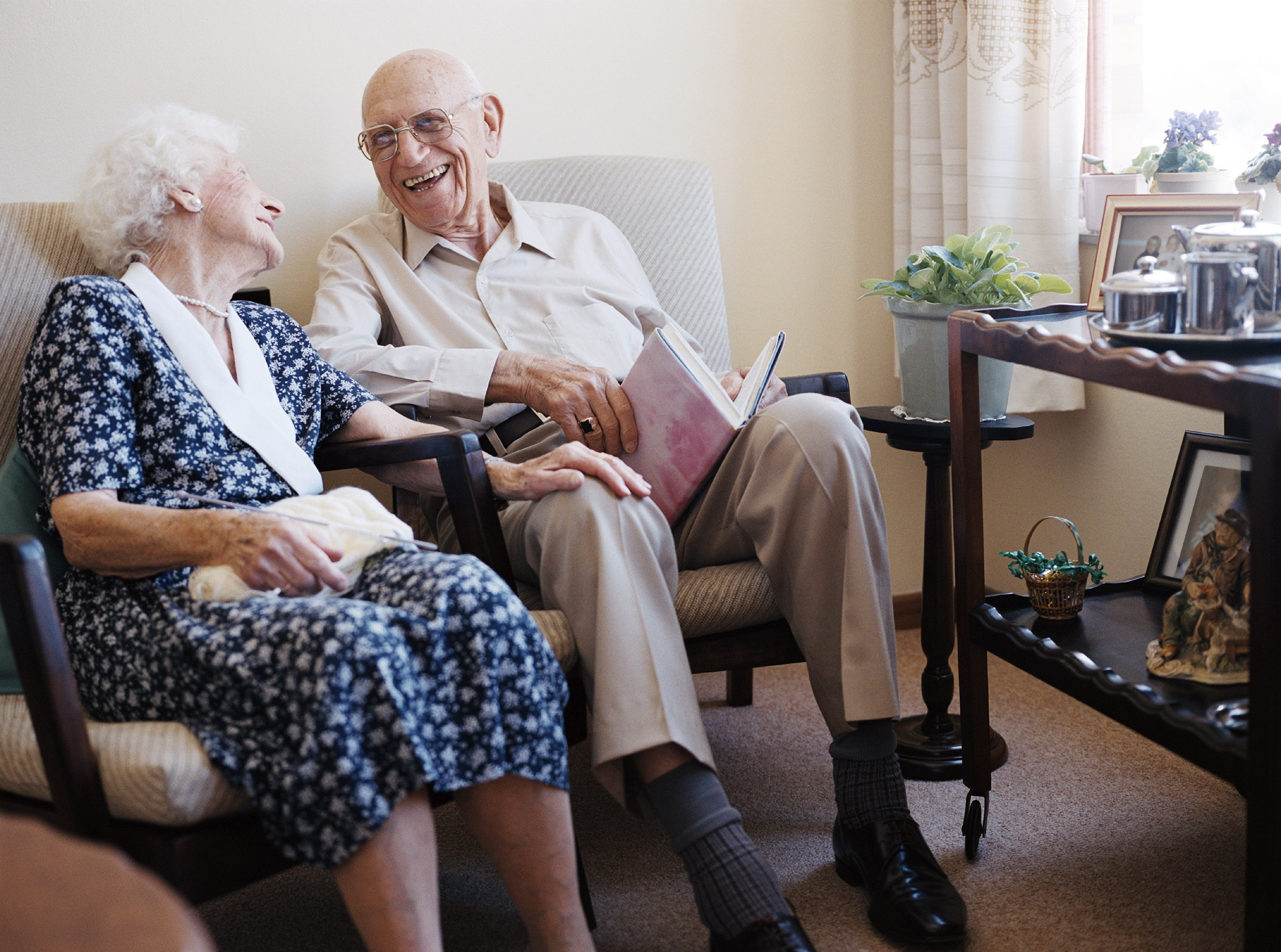 В старости пенсионеры остро чувствуют недостаток общения и внимания. Одиночество пагубно влияет на их психическое здоровье. Из-за этого у них появляются психические расстройства, депрессия, неврозы, деменция, болезнь Альцгеймера. Оставлять стариков наедине с собой при таких заболеваниях — небезопасно. Пансионат для пожилых людей "Долгожители" в Копанском обеспечивает престарелым людям комфортную и счастливую старость. Мы позаботимся о вашем близком престарелом родственнике, окружим вниманием и добротой.  Пансионат для пожилых с деменцией  Частный дом престарелых в Копанском присматривает за престарелыми с различными заболеваниями: психическими и физическими. Благодаря комфортным условиям проживания, общению со сверстниками и доброжелательному персоналу, старики намного лучше чувствуют себя в доме престарелых "Долгожители" в Копанском, чем дома. Психически больным людям постоянно оказывают помощь психологи медицинского центра, с которым мы сотрудничаем. Пожилым с деменцией наши сиделки помогают во всем: одеться, поесть, умыться. Сопровождают престарелых людей на прогулке. Психологи помогают старикам справиться с тревожностью, раздражительностью, нарушениями сна. Сестры милосердия подолгу разговаривают с пенсионерами, помогают адаптироваться в коллективе. Деменцию излечить невозможно, но замедлить прогресс заболевания, помочь пожилому человеку жить с этой болезнью — в наших силах. Какие документы нужны для заселения в дом престарелых Если вы решили определить пожилого родственника в дом-интернат для престарелых, то первое, что нужно сделать — уговорить пенсионера на переезд. Без письменного согласия престарелого человека — оформление невозможно. Список документов: -	Письменное согласие пенсионера на проживание в частном пансионате для престарелых в Копанском. -	Паспорт родственника или опекуна, который будет оплачивать услуги дома-интерната для престарелых и инвалидов "Долгожители" в Копанском. -	Паспорт старика. -	Медкарта. -	Справка от терапевта. -	Полис ОМС. -	СНИЛС. Дополнительно нужно будет предоставить: -	Ист