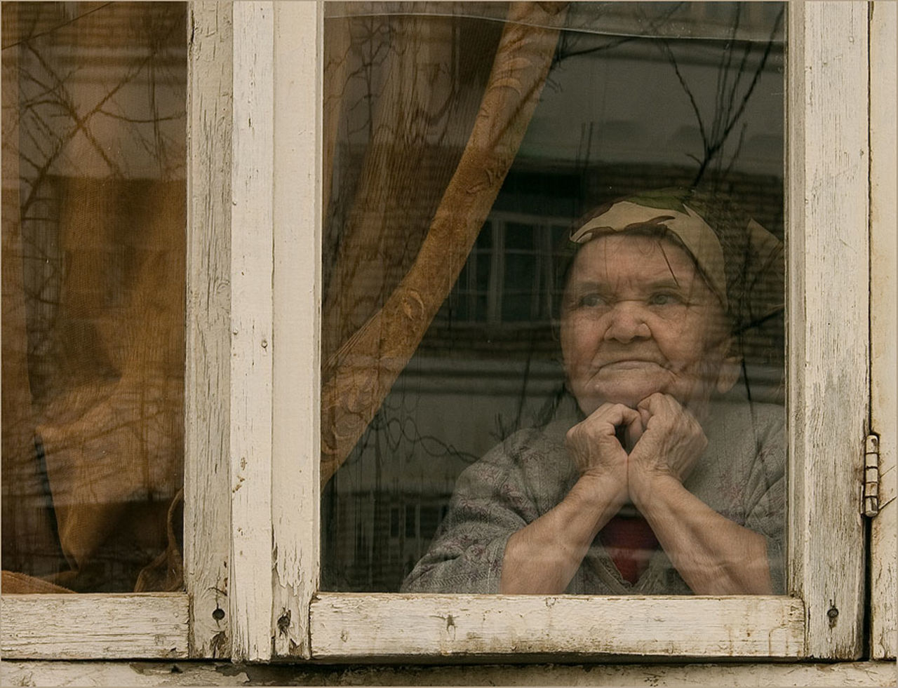 сидя в кресле напротив окна пенсионер иван петрович